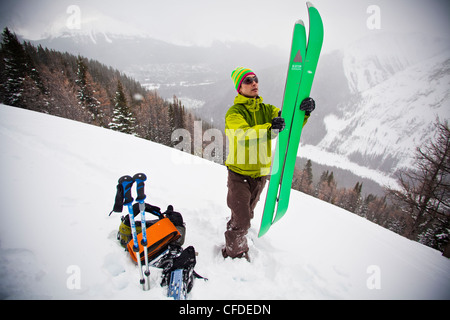Backcountry Snowboarder zusammenstellt seine Splitboard für die Fahrt nach unten, Tryst See, Kananaskis, Alberta, Kanada Stockfoto