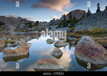 Trail zu Titcomb Becken, Wind River Range, Wyoming, Vereinigte Staaten von Amerika Stockfoto