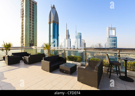 Stadtbild von Bar auf dem Dach, Sheikh Zayed Road, Dubai, Vereinigte Arabische Emirate, Naher Osten gesehen Stockfoto