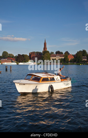 Fischer in Motorboot, Blick über See Fleesensee Malchow Kloster, Müritz-Elde-Kanal, Mecklenburgische Seenplatte, Mecklenbu Stockfoto