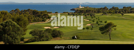 Blick auf Golfplatz an der Küste, Club de Golf Alcanada, Isla d'Alcanada, Mallorca, Balearische Inseln, Spanien, Europa Stockfoto