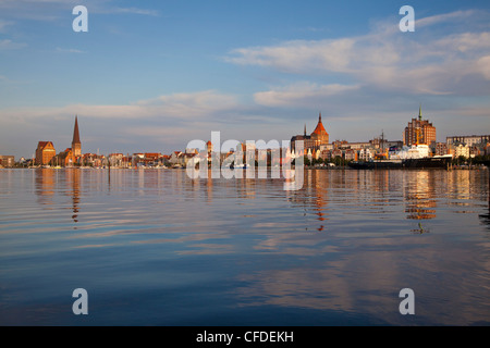 Blick über die Warnow Fluß zur Altstadt und St. Mary´s Kirche, Rostock, Ostsee, Mecklenburg Vorpommern, Deutschland, Europa Stockfoto