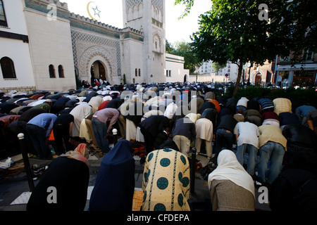 Muslime beten außerhalb der großen Moschee von Paris auf Beihilfen El-Fitr Festival, Paris, Frankreich, Europa Stockfoto