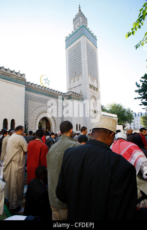 Muslime beten außerhalb der großen Moschee von Paris auf Beihilfen El-Fitr Festival, Paris, Frankreich, Europa Stockfoto