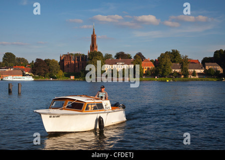 Fischer in Motorboot, Blick über See Fleesensee Malchow Kloster, Müritz-Elde-Kanal, Mecklenburgische Seenplatte, Mecklenbu Stockfoto