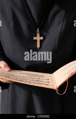 Katholische Nonne hält ein Musik Blatt, Annecy, Haute-Savoie, Frankreich, Europa Stockfoto