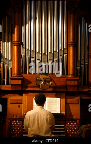 Orgel gespielt wird, während die katholische Messe, Heiligtum der Muttergottes von la Salette, Toulon, Var, Provence, Frankreich, Europa Stockfoto