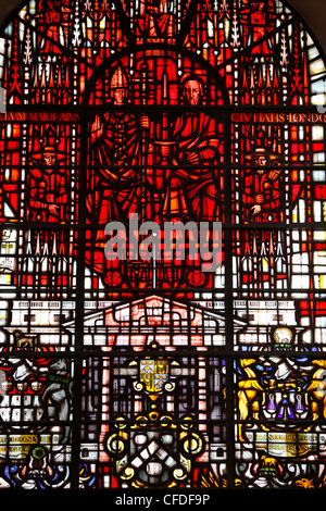 Glasmalerei, entworfen von John Hayward, St. Mary Le Bow, City of London, London, England, Vereinigtes Königreich, Europa Stockfoto