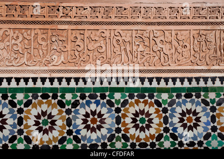 Kalligraphie und Zellige in Medersa Ben Yousef, die größte Koranschule im Maghreb, Marrakesch, Marokko Stockfoto