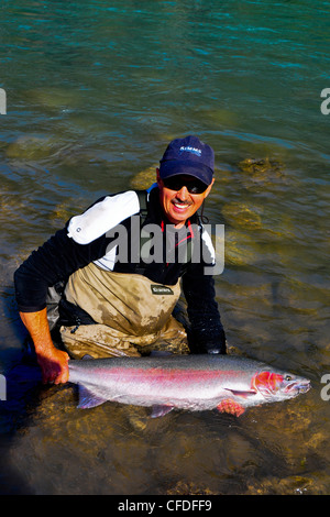 Mann hält Steelhead Forellen, Britisch-Kolumbien, Kanada Stockfoto