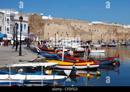 Alten Hafenkanal, Angelboote/Fischerboote und Wand der Kasbah, Bizerte, Tunesien, Nordafrika, Afrika Stockfoto