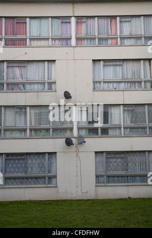 Wand der Fenster mit Vorhängen in Sozialsiedlung Stockfoto