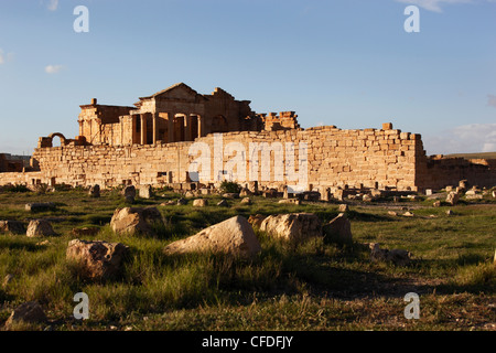 Blick auf das Forum auf die römischen Ruinen von Sbeitla, Tunesien, Nordafrika, Afrika Stockfoto