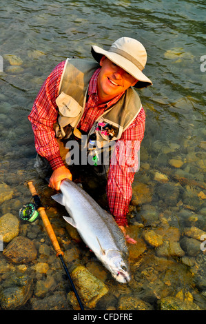 Mann hält Steelhead Forelle Stockfoto