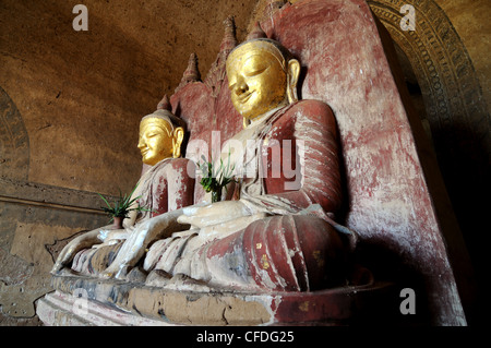 Sitzender Buddha in einem Tempel in Bagan, Myanmar, Asien Stockfoto