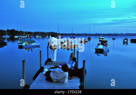 Menschen auf einem Steg am See Woerthsee, Bayern, Deutschland, Europa Stockfoto