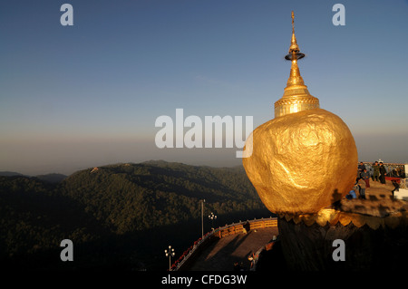 Kyaiktiyo-Pagode bekannt als Golden Rock auf Mount Kyaiktiyo, Myanmar, Asien Stockfoto