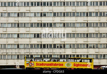 Bus mit Touristen vor einem Plattenbau, Alexanderplatz, Mitte, Berlin, Deutschland, Europa Stockfoto