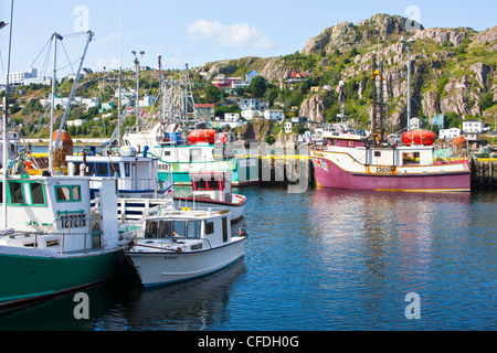 Angelboote/Fischerboote angedockt am Southside von St. John's Harbour mit der Batterie im Hintergrund, Neufundland, Kanada Stockfoto