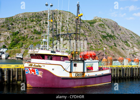 Angelboot/Fischerboot angedockt am Southside von St. John's Harbour mit Signal Hill im Hintergrund, Neufundland, Kanada Stockfoto