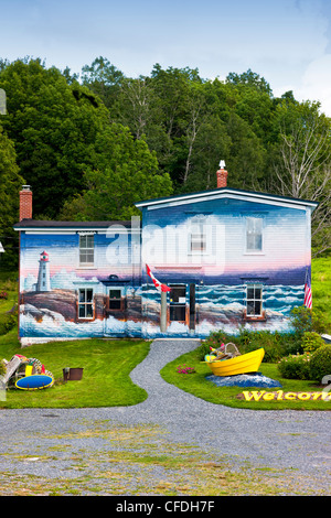 Gemaltes Haus in der Nähe von Peggys Cove, Nova Scotia, Kanada Stockfoto