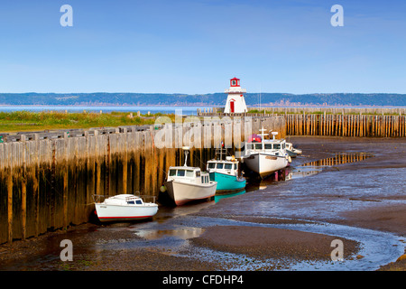 Angelboote/Fischerboote bei Ebbe Belliveau Bucht, Bucht von Fundy, Nova Scotia, Kanada Stockfoto