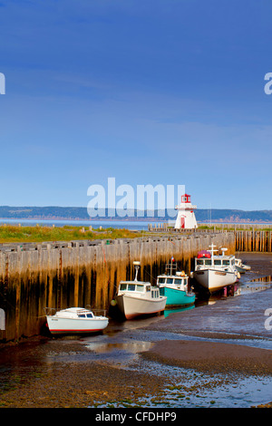 Angelboote/Fischerboote bei Ebbe Belliveau Bucht, Bucht von Fundy, Nova Scotia, Kanada Stockfoto