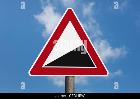 Detail-Foto einer Gefahr sign "Steigung" ohne Inschrift, Hintergrund Himmel. Stockfoto