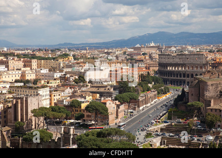 Blick über Rom und das Kolosseum von dem Altar des Vaterlandes, Kapitol, Rom, Lazio, Italien, Europa Stockfoto