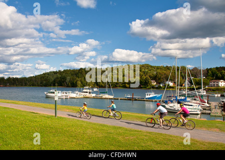 Familie Radfahren auf Bund Trail, Montague, Prince Edward Island, Canada Stockfoto