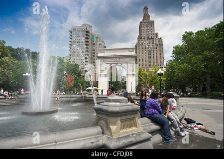 Springbrunnen mit Washington Square Arch im Hintergrund, Washington Square Park, Manhattan, New York City, New York, USA Stockfoto