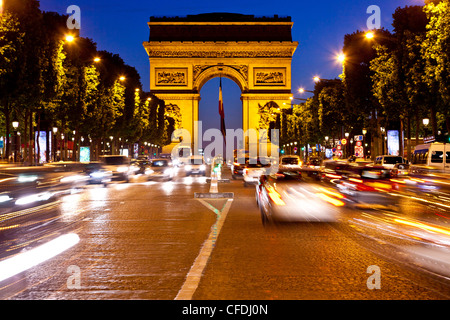 Arc de Triomphe und Champs-Elysées bei Nacht, Paris, Frankreich, Europa Stockfoto