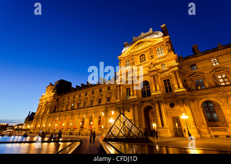 Louvre-Museum und Pyramide bei Nacht, Paris, Frankreich, Europa Stockfoto