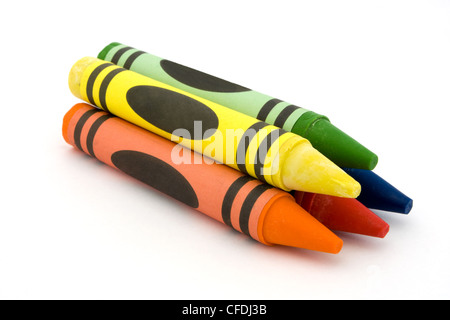 Haufen von Buntstiften auf weiß Stockfoto