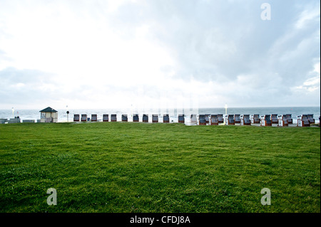 Überdachten Strand Korbsessel auf der Promenade, Ostfriesischen Inseln, Norderney, Niedersachsen, Deutschland Stockfoto