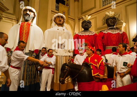 150. Parade der Riesen und Big-Köpfe, St. Laurentius-Kirche San Fermin Festival, Pamplona, Navarra, Spanien, Europa Stockfoto