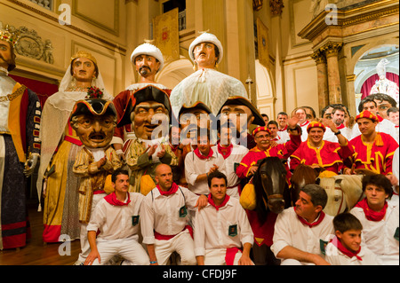 150. Parade der Riesen und Big-Köpfe, St. Laurentius-Kirche San Fermin Festival, Pamplona, Navarra, Spanien, Europa Stockfoto