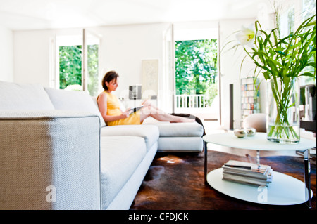 Frauen mit einem iPad beim Sitzen auf einem Sofa, Hamburg, Deutschland Stockfoto