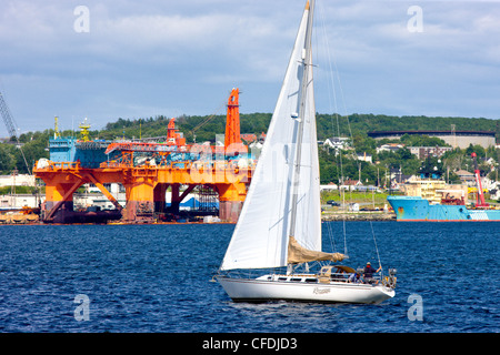 Segelboot vor Oil Rig, Hafen von Halifax, Nova Scotia, Kanada Stockfoto