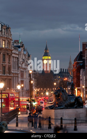 Zeigen Sie nach Whitehall von Trafalgar Square, London, England, Vereinigtes Königreich, Europa an Stockfoto