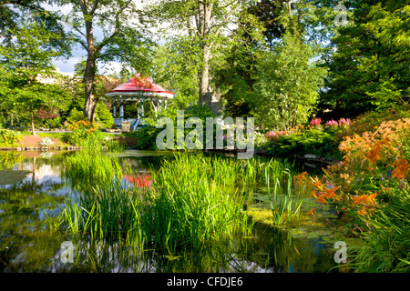 Pavillon, Blumengärten und Teich im Sommer, Halifax Public Gardens, Halifax, Nova Scotia, Kanada Stockfoto