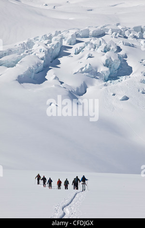 Skifahrer Ski Skitouren im Bereich von Selkirk in der Nähe von Fairy Meadows Backcountry Hütte, Britisch-Kolumbien, Kanada. Stockfoto