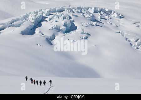 Skifahrer Ski Skitouren im Bereich von Selkirk in der Nähe von Fairy Meadows Backcountry Hütte, Britisch-Kolumbien, Kanada. Stockfoto