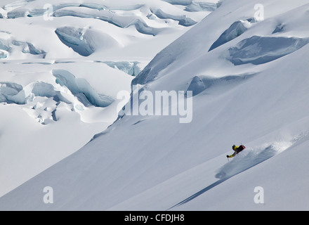 Backcountry Skifahrer Ski Neuschnee im Bereich von Selkirk in der Nähe von Fairy Meadows Backcountry Hütte, Britisch-Kolumbien, Kanada. Stockfoto