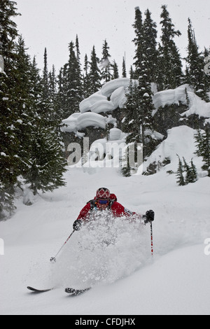 Junger Mann Skifahren im Hinterland am Rogers Pass, British Columbia, Kanada. Stockfoto
