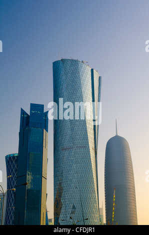 Wolkenkratzer, links nach rechten Handfläche Turm, Al Bidda Turm und Burj Katar, Doha, Katar, Nahost Stockfoto