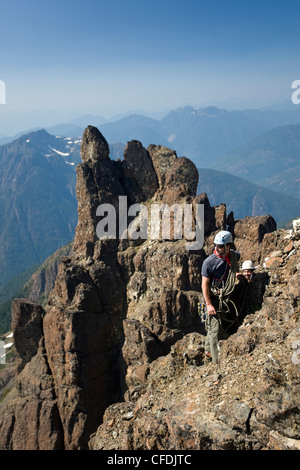 Zwei Kletterer aufsteigend der Nordwest Grat der Elkhorn Mountain, Strathcona Park Central Vancouver Island Stockfoto