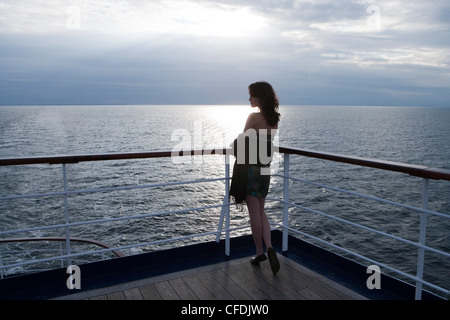 Frau steht am Geländer auf Kreuzfahrtschiff MS Astor, Transocean Kreuzfahrten, Herr, in der Nähe von Kiel, Schleswig-Holstein, Deutschland Stockfoto