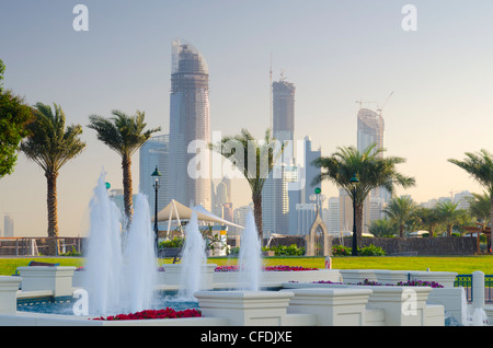 Die Skyline der Stadt von der Corniche, Abu Dhabi, Vereinigte Arabische Emirate, Naher Osten Stockfoto
