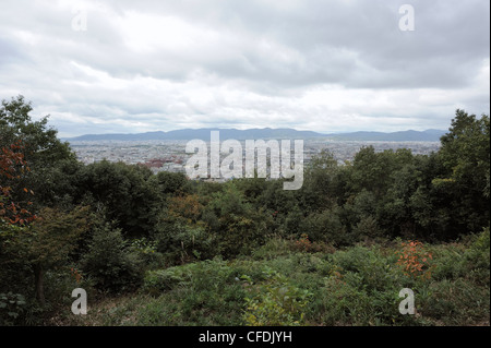 Blick über Kyoto aus Mount Inari, Fushimi Inari Schrein, Kyoto, Japan Stockfoto